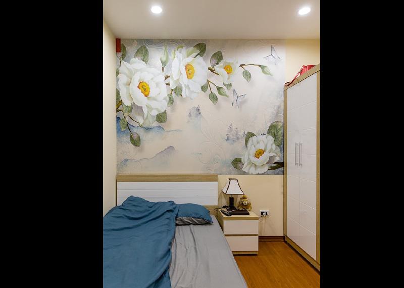 Phòng ngủ của nữ diễn viên được trang trí bằng một bức tranh dán tường cỡ lớn. Chị kết hợp màu trắng, xanh lam và nâu gỗ để tạo nên sự hài hòa, ấm cúng cho không gian riêng.
