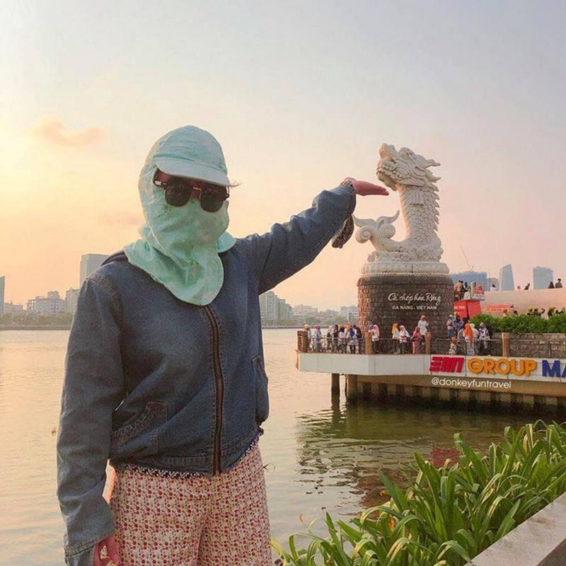 Khi bạn thực sự rất muốn check-in khi tới Đà Nẵng, mà thời tiết thì nắng vỡ đầu. Áo chống nắng, quần dài, mũ kết hợp khẩu trang, kính râm: đó là những thứ bạn cần để đáp ứng đồng thời hai mong muốn này.
