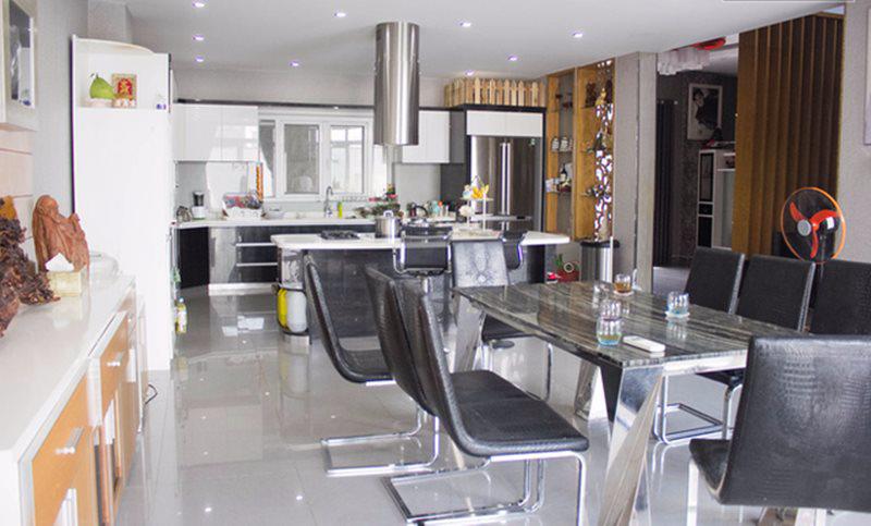 Phòng bếp rộng rãi với nội thất hiện đại.
