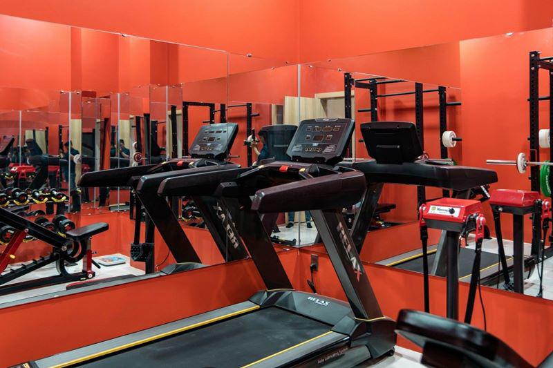 Quốc Trường thiết kế một phòng gym với nhiều máy móc hiện đại để cả gia đình cùng tập luyện. 
