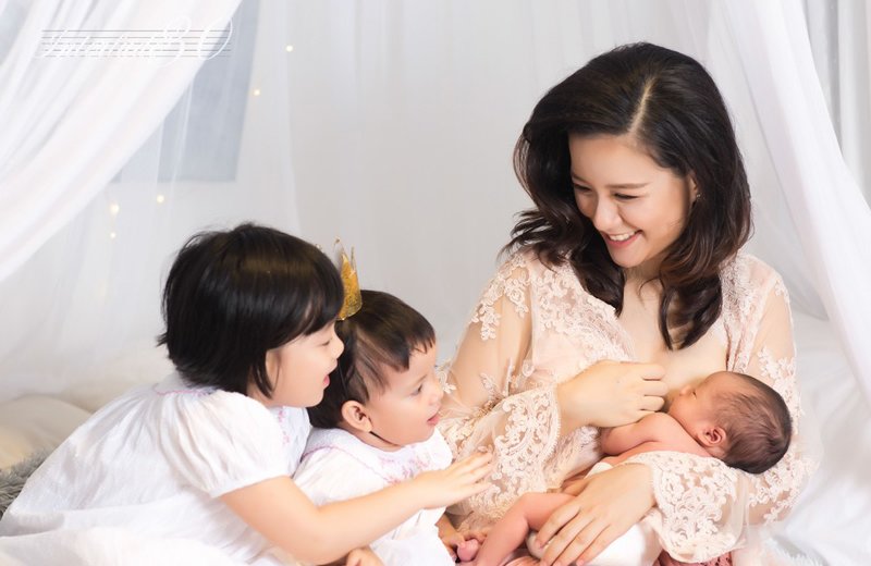 Năm 2013, Minh Trang sinh con gái đầu lòng, bé Daisy. Sự có mặt của Daisy đã thay đổi hoàn toàn cuộc sống của nữ MC trẻ. 
