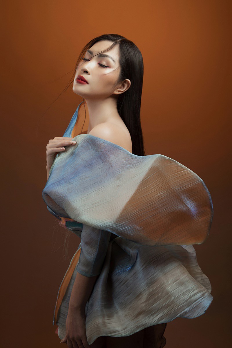 
Theo lời Nguyễn Hồng Nhung, việc hình ảnh của mình xuất hiện trong buổi triển lãm là một động lực để cô cố gắng hơn nữa trên con đường nghệ thuật.
