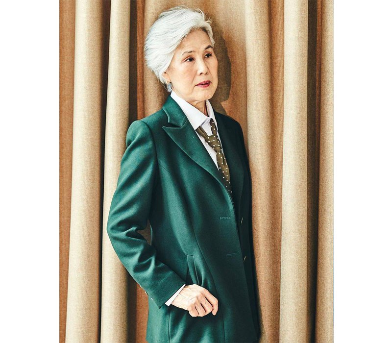 Diện đồ suit với cà vạt mạnh mẽ, bà Choi Soon Hwa trông thời thượng chẳng kém các cô nàng tuổi U30.
