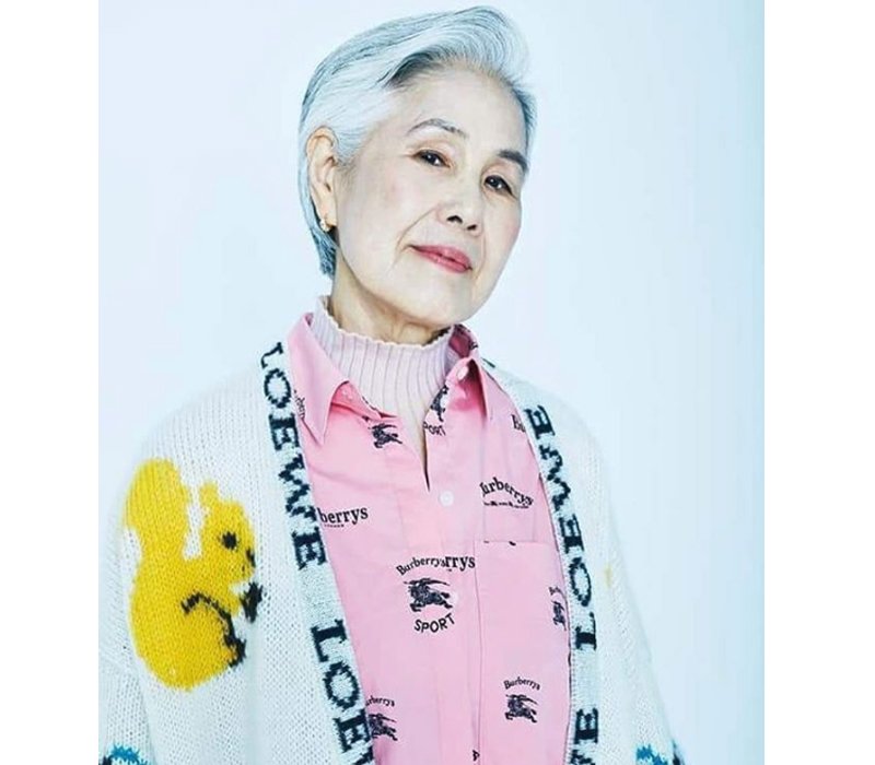Bà Choi Soon Hwa, hiện tại đã ở ngưỡng tuổi U80, là một trong những nữ người mẫu lớn tuổi nhất nhì làng thời trang Hàn Quốc.
