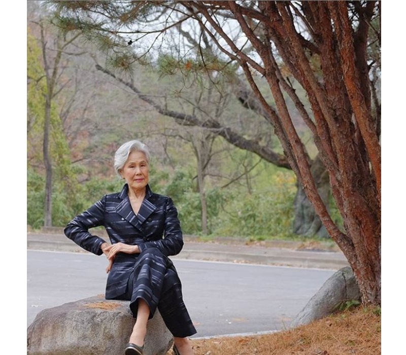 Diện đồ suit cá tính, bà Choi Soon Hwa cho thấy một hình ảnh thanh lịch và sang trọng, nhưng đặc biệt vẫn không hề già nua bởi phần phủ hoạ tiết tối giản mà thừa hút mắt. 
