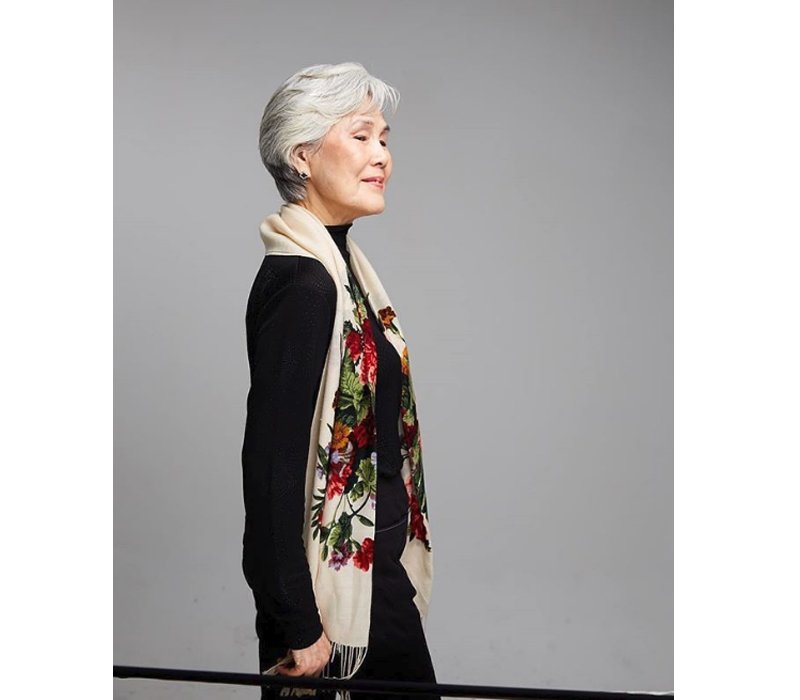 Để tăng thêm sức hút cho diện mạo, bà Choi Soon Hwa khéo léo sử dụng thêm phụ kiện khăn quàng phủ họa tiết nổi bật làm điểm nhấn.
