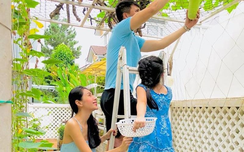 Là cặp vợ chồng nổi tiếng giàu có của showbiz Việt, Công Vinh - Thủy Tiên vẫn chọn cho mình cuộc sống giản dị. 
