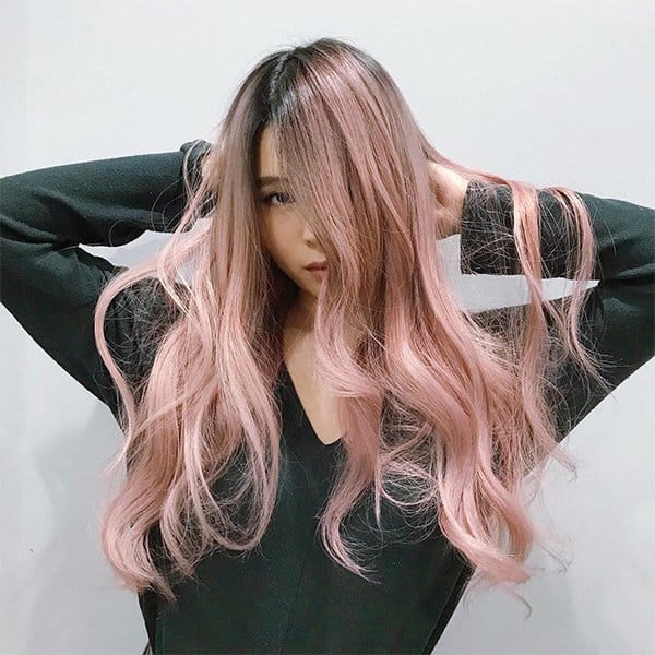 Hãy ngắm nhìn vẻ đẹp tuyệt vời của kiểu tóc ombre hồng pastel này! Lớp màu hồng tinh tế và tạo ánh nâu rất riêng biệt, giúp tóc của bạn trông trẻ trung và nữ tính hơn. Chắc chắn bạn sẽ không thể thay đổi kiểu tóc này sau khi xem hình ảnh đầy ấn tượng này!