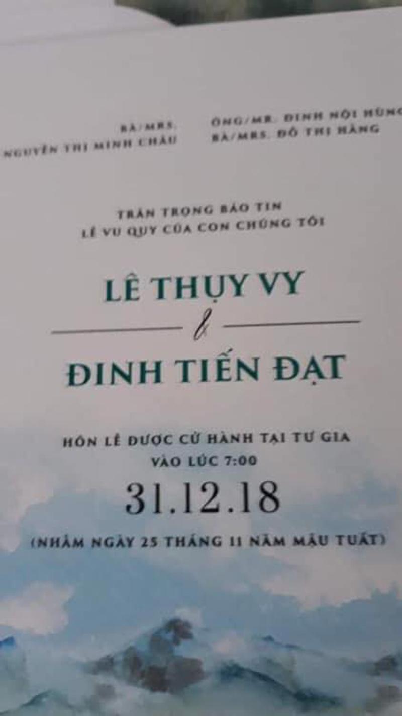 Theo thông tin ghi trên thiệp mời, vợ sắp cưới của Tiến Đạt có tên thật là Lê Thụy Vy, cặp đôi sẽ cử hành hôn lễ vào lúc 7h sáng tại tư gia vào ngày 31/12/2018.
