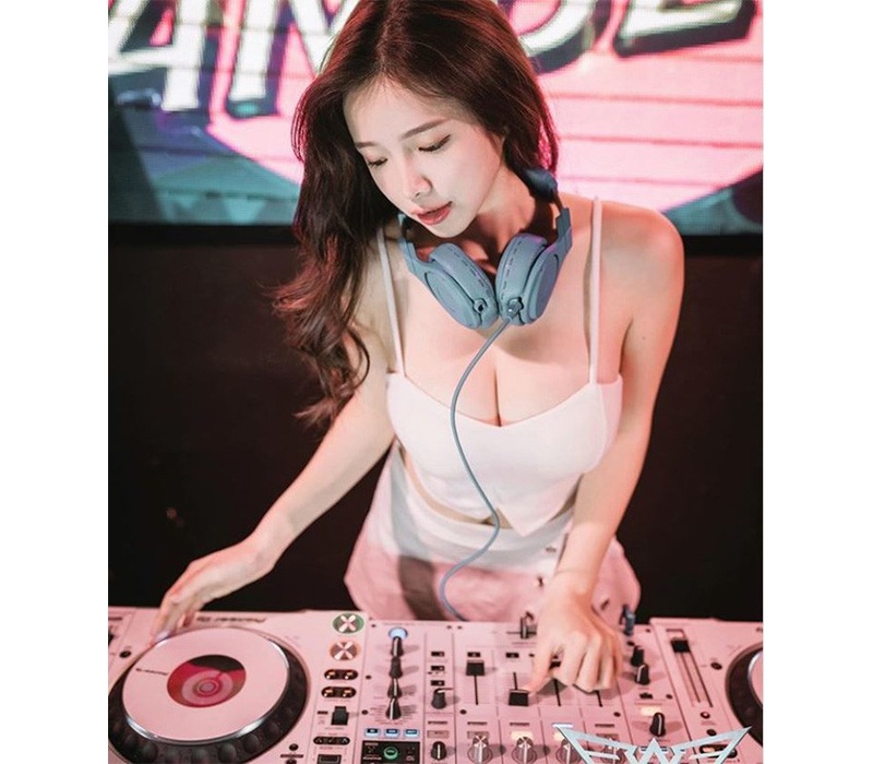 Xinh đẹp và gợi cảm chẳng thua DJ Soda, nữ DJ Amber Na, gốc Singapore đang là cái tên thu hút không ít sự quan tâm của cộng đồng mạng châu Á.
