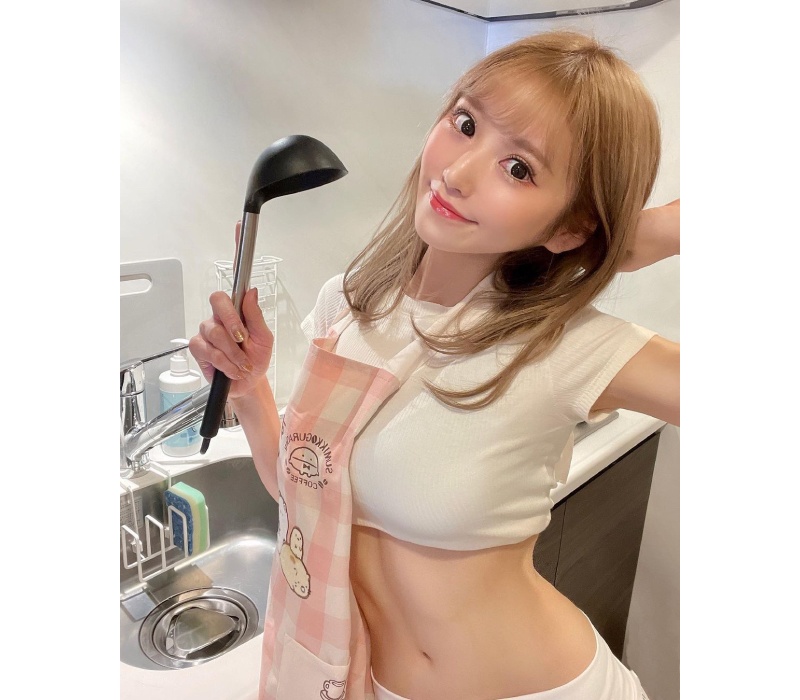 Nhìn những bức hình khoe dáng đầy sexy của Sasaki Kizaki, hẳn nhiều người sẽ lầm tưởng rằng cô nàng là một diễn viên hay người mẫu mới nổi trong showbiz. Thực tế, hot girl này chỉ đơn thuần là một nha sĩ.
