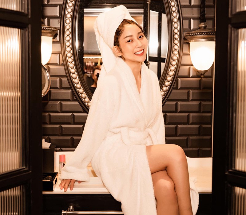 Để giữ gìn sắc vóc lẫn nhan sắc, chân dài Thái Lan thường đến spa làm đẹp mỗi 2 tuần một lần, thời điểm dịch bệnh cô tự chăm sóc da dáng tại nhà.
