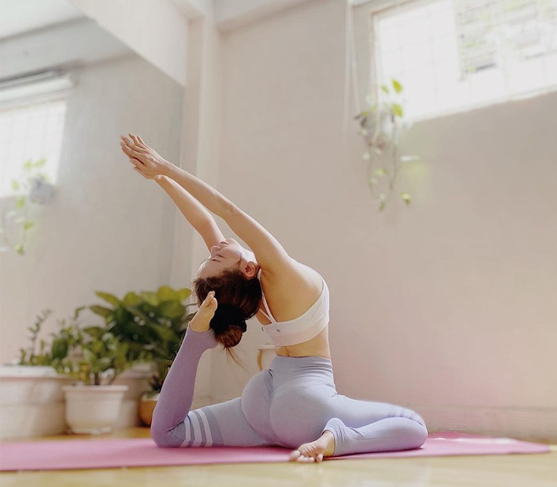 Cụ thể, yoga là bộ môn có tác dụng cải thiện vóc dáng vô cùng hiệu quả. Không chỉ giúp siết dáng đẹp, các tín đồ của yoga còn có được cơ thể dẻo dai cùng sức khoẻ tốt nhờ khả năng đẩy lùi nhiều loại bệnh tật, giải toả căng thẳng của bộ môn này.
