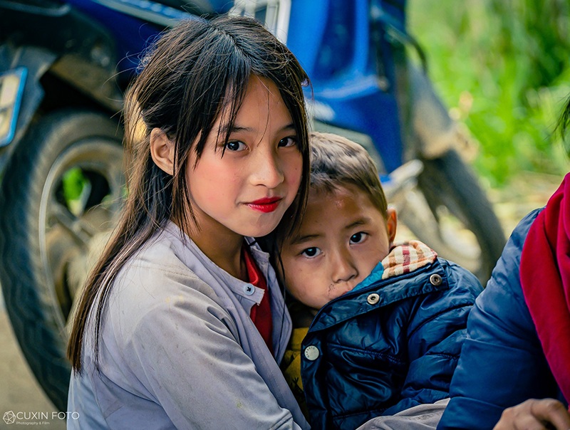 Tháng 8 vừa qua, khoảnh khắc xinh đẹp của một bé gái Hà Giang đang bế em trai được chia sẻ lên mạng xã hội đã nhanh chóng "đốn tim" cộng đồng mạng bởi vẻ ngoài sắc sảo, cuốn hút.
