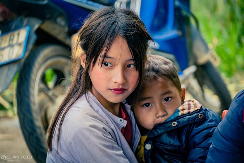 Những bức ảnh này do nhiếp ảnh gia trẻ tên Phạm Xuân Quý chụp tại dốc Thẩm Mã, thuộc xã lũng Thầu, huyện Đồng Văn, Hà Giang. Em gái khoảng 13 - 14 tuổi, sở hữu nhan sắc thanh tao ấn tượng. Ánh mắt em đen láy, nụ cười tinh nghịch trên môi.
